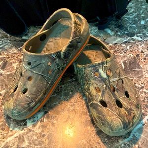 Camo Realtree Crocs, size 2 M
